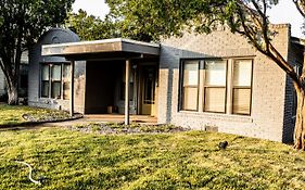 Cozy 3 Bd House With A Modern Touch Near Downtown